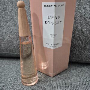 Issey Miyake Pivoine